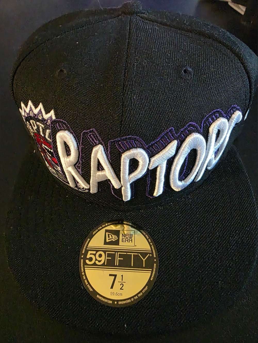 This New Era Toronto Raptors fitted hat, size 7 1/2, is in pristine, unused cond